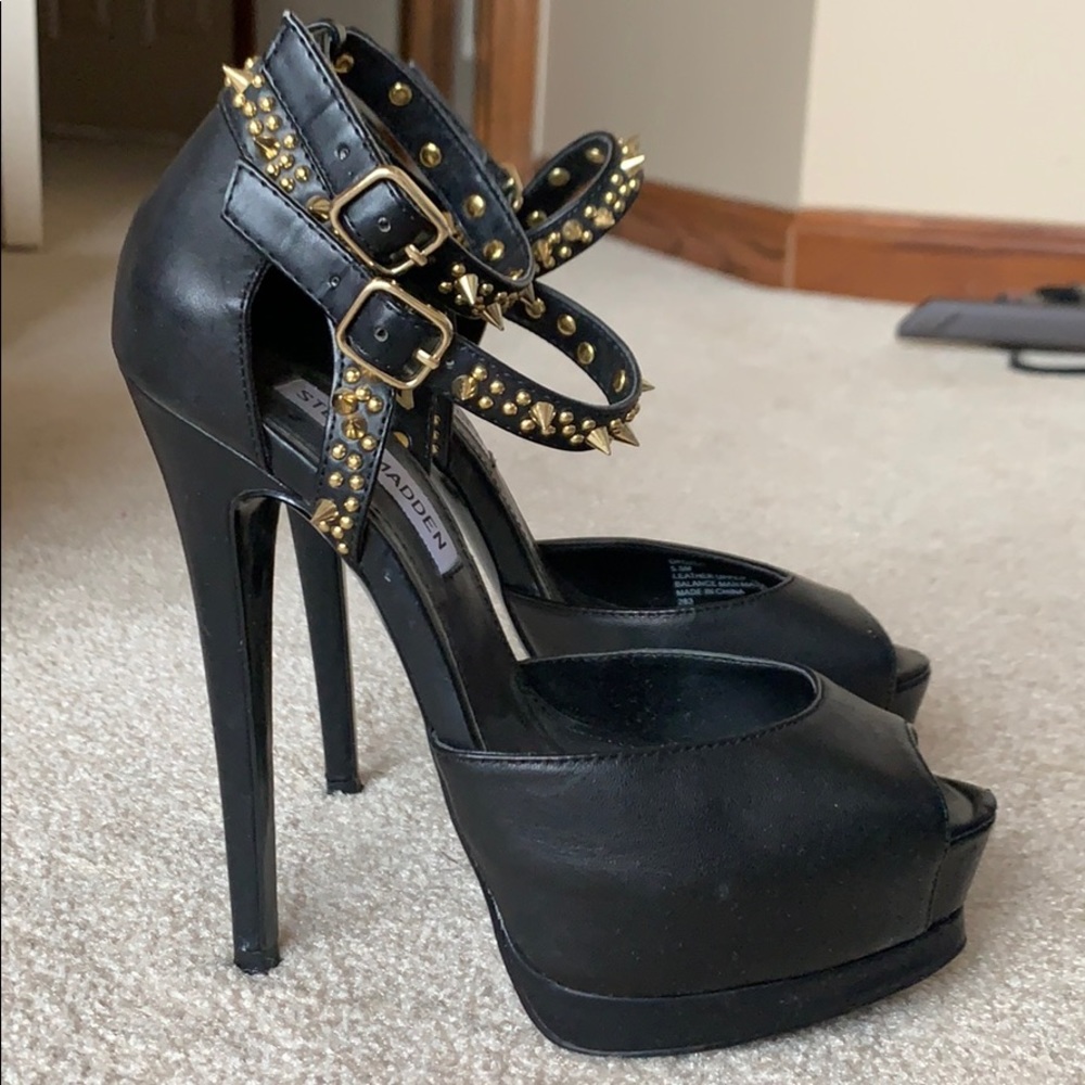 Platform sandals. In good condition